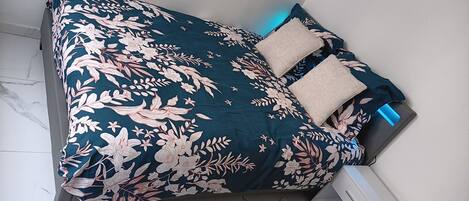 3 habitaciones, tabla de planchar con plancha, wifi y ropa de cama