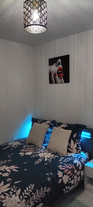 3 chambres, fer et planche à repasser, Wi-Fi, draps fournis
