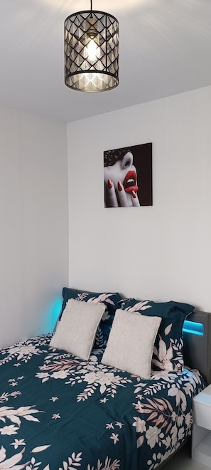 3 habitaciones, tabla de planchar con plancha, wifi y ropa de cama 