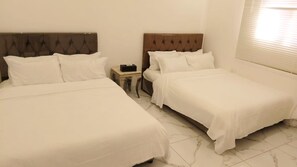 3 dormitorios, tabla de planchar con plancha, ropa de cama