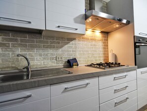 Kühlschrank, Ofen, Geschirrspüler, Hochstuhl