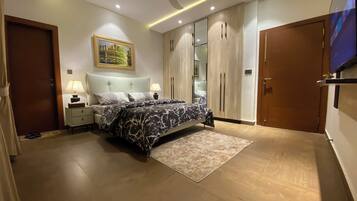 5 bedrooms, iron/ironing board, WiFi, bed sheets