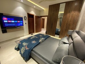 5 bedrooms, iron/ironing board, WiFi, bed sheets