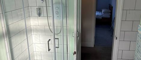 Serviettes fournies, savon, papier de toilette