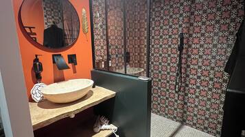 Douche, sèche-cheveux, serviettes fournies, savon