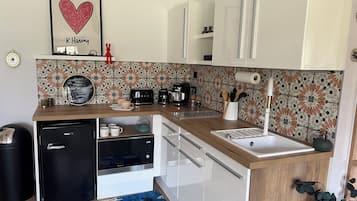 Een koelkast, een microgolfoven, een oven, een kookplaat
