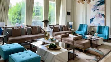 Shared Dormitory, 1 Bedroom, Accessible, Smoking | Living room | Books