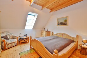 3 bedrooms, iron/ironing board, travel cot, free WiFi
