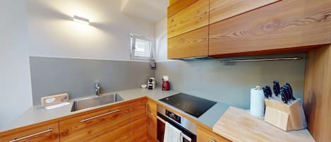 Fridge, oven, stovetop, dishwasher