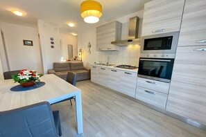 Mikrobølgeovn, kokeplater og oppvaskmaskin