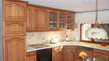 Een koelkast, een microgolfoven, een oven, een kookplaat