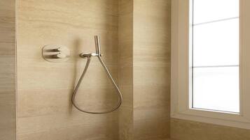 Douche, sèche-cheveux, serviettes fournies