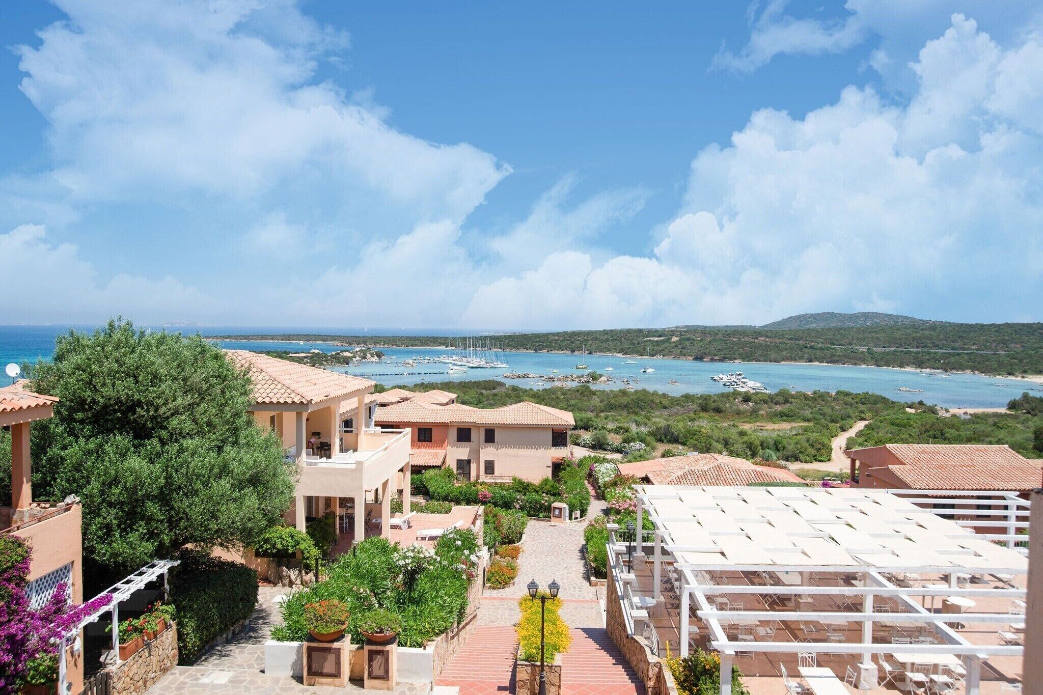 Una villa sul lungomare con vista sul mare, un giardino e una terrazza.