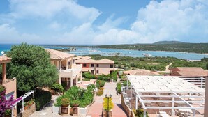A coastal villa with a view of the sea, a garden, and a terrace. - Apartment in Porto Rotondo near Beaches (Marinella)