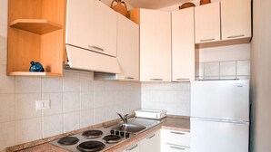 Fridge, stovetop, dining tables - Apartment in Sardinia near stunning beaches (Marinella)