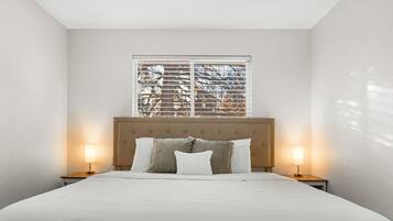 5 habitaciones, escritorio y tabla de planchar con plancha