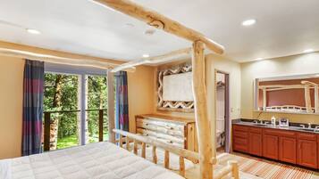 5 soverom, skrivebord, strykejern/-brett og reiseseng for barn