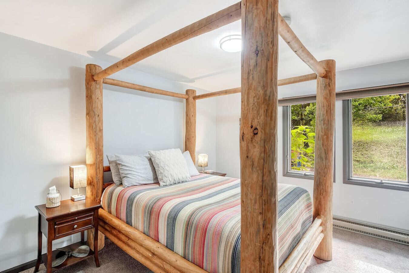 5 bedrooms, desk, iron/ironing board, travel crib