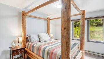 5 bedrooms, desk, iron/ironing board, travel crib