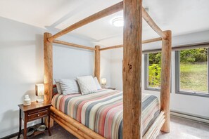 5 bedrooms, desk, iron/ironing board, travel crib