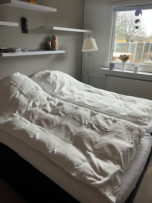 3 slaapkamers, een strijkplank/strijkijzer, wifi, beddengoed