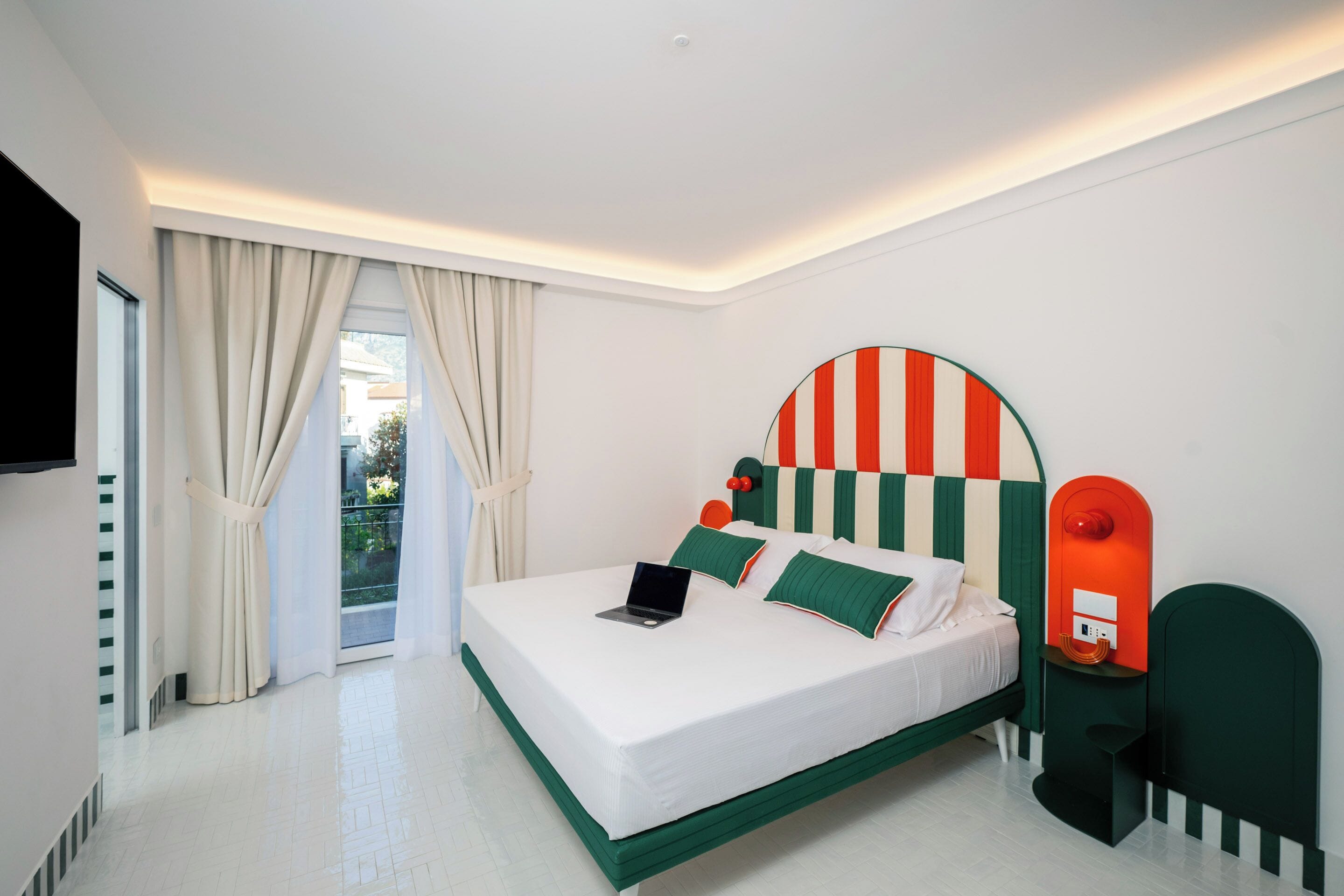 خزنة داخل الغرفة وتجهيزات عازلة للصوت ومكواة/لوح كي وواي فاي مجانًا