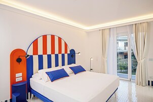 Suíte júnior, sacada, vista para a cidade | Cofres nos quartos, quartos à prova de som