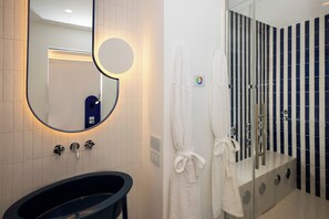 Quarto casal luxo, sacada, vista para a cidade | Banheiro | Roupões de banho, chinelos