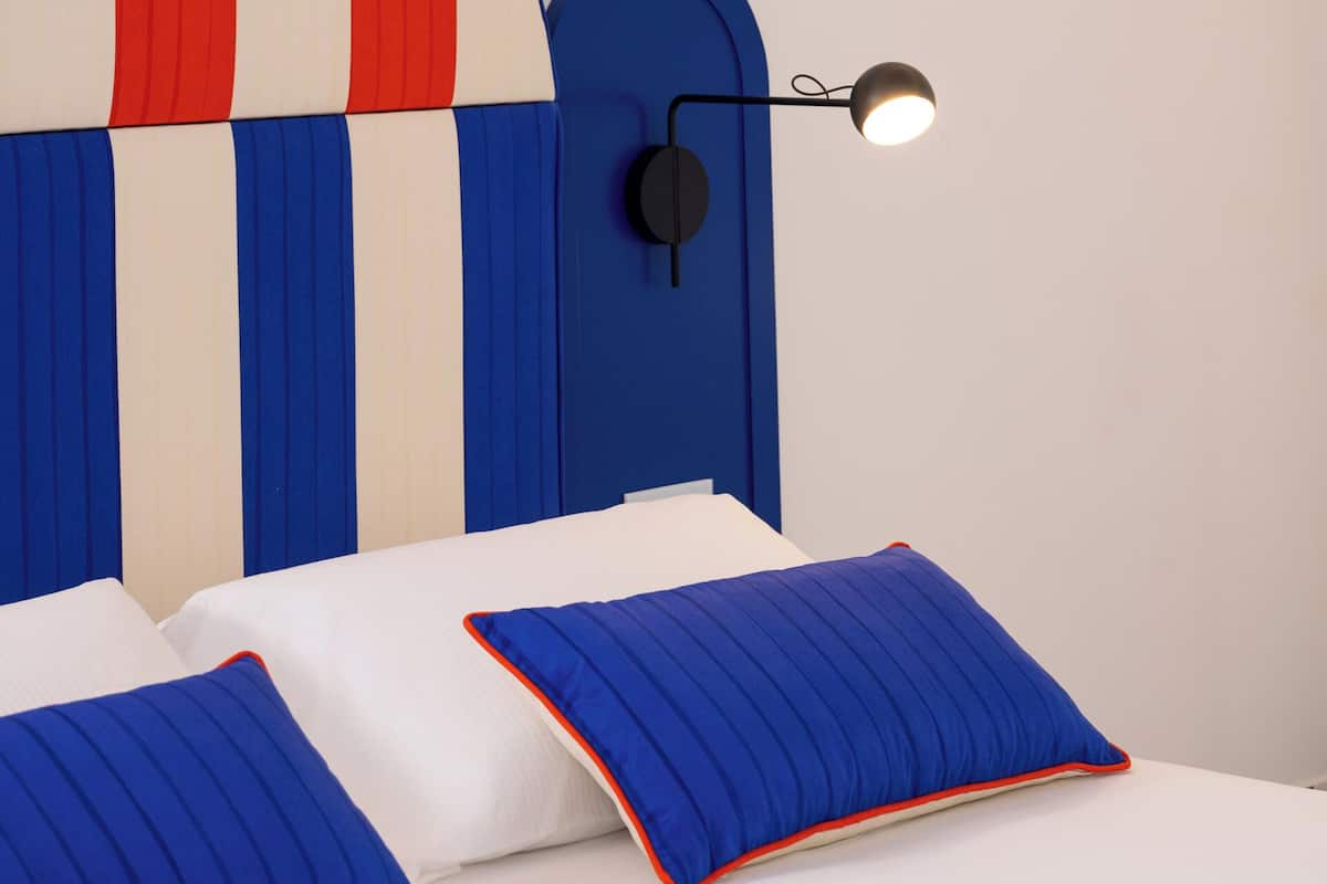 Junior suite, balkon, uitzicht op de stad | Een kluis op de kamer, geluiddichte muren, een strijkplank/strijkijzer