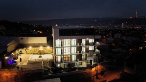 Un edificio moderno con varios balcones y una terraza en la azotea.