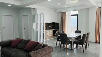 Family Apartment, Balcony, City View | Meja, kalis bunyi, seterika/papan seterika, katil bayi/kot (surcaj)