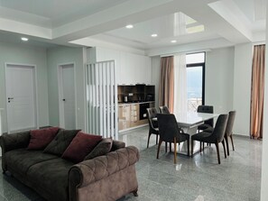 Apartamento família, sacada, vista para a cidade | Escrivaninha, quartos à prova de som, ferros/tábuas de passar roupa