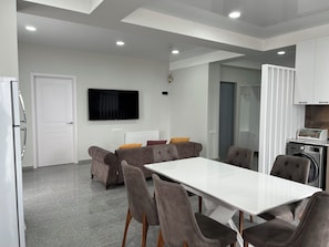 Departamento familiar, balcón, vista a la ciudad | Escritorio, insonorización, tabla de planchar con plancha y cunas 