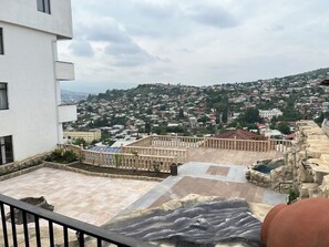 Apartamento familiar, balcón, vistas a la ciudad | Terraza o patio