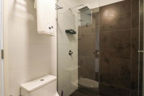 Een douche, handdoeken