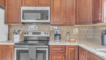 Jääkaappi, mikroaaltouuni, uuni, liesi