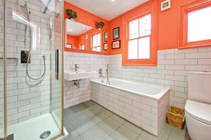 Dusj, hårføner, håndklær og såpe