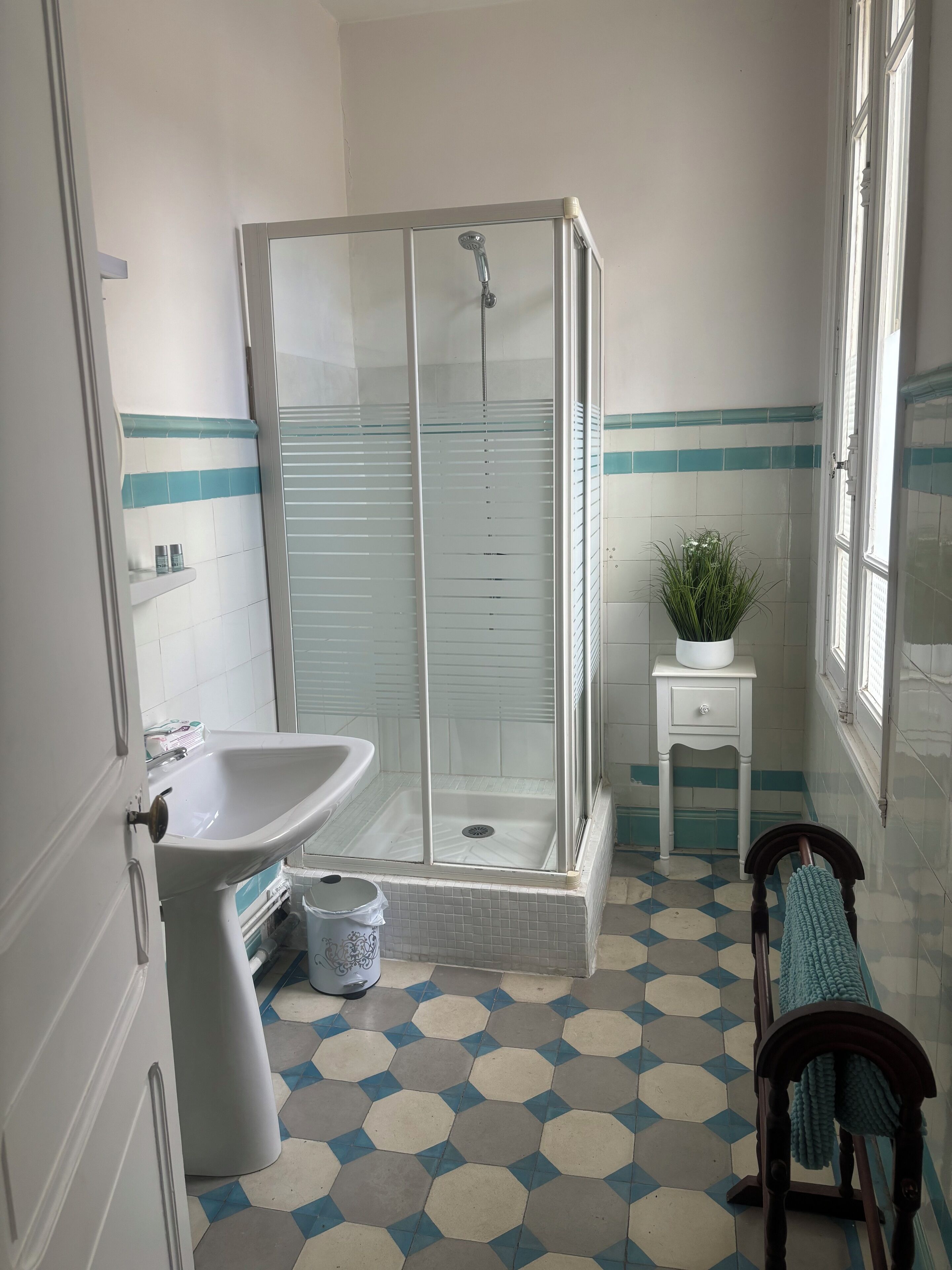 Een haardroger, een bidet, handdoeken, zeep