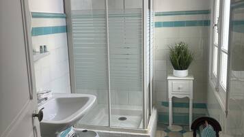 Een haardroger, een bidet, handdoeken, zeep