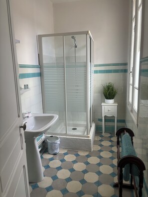 Hair dryer, bidet, towels, soap - La Maison du Chapeliers Bed & Breakfast (Espéraza)