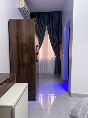 Deluxe Single Room, Lake View | Desk, laptop workspace, free WiFi - Dreamland suites (Abuja)