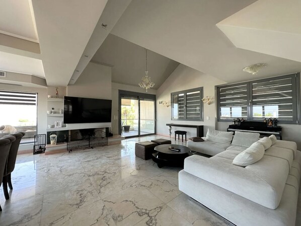 Front of property - Glyfada 4BDR Penthouse Gia (Glyfada)