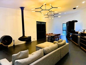 Smart TV, fireplace
