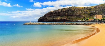 Charming retreat in Machico, pets accepted. By the sandy beach