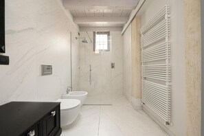 Bruser, hårtørrer, bidet, håndklæder