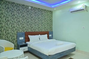 Rom – deluxe, utsikt mot høyde | Skrivebord for bærbar PC, blendingsgardiner og wi-fi (inkludert)