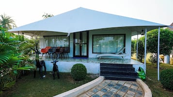 LARGE TENT COTTAGE WITH LAKE AND HILL VIEW | Laptop workspace, blackout drapes, free WiFi