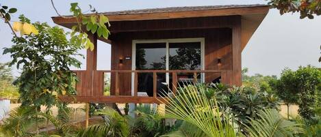 Suite de lujo, patio, vista a la colina | Espacio para trabajar con laptop, cortinas blackout y wifi gratis