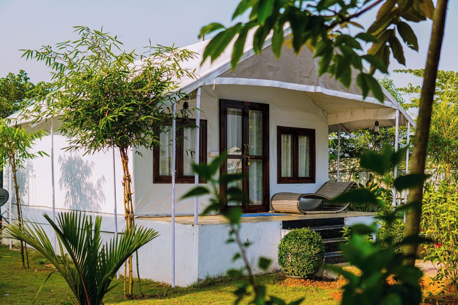 MEDIUM TENT COTTAGE WITH LAKE AND HILL VIEW | Laptop workspace, blackout curtains, free WiFi