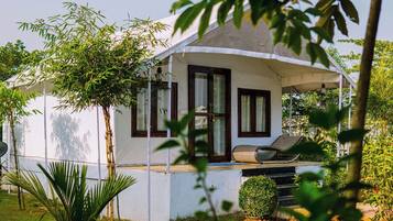 MEDIUM TENT COTTAGE WITH LAKE AND HILL VIEW | Laptop workspace, blackout curtains, free WiFi